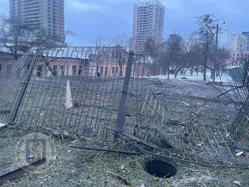 Внаслідок ворожої ракетної атаки у Києві та області є жертви та руйнування: в одній з квартир виявили не здетоновану бойову частину ракети