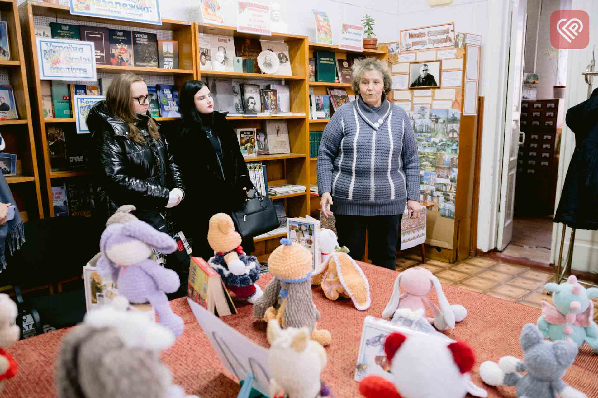 Творчість під обстрілами: у Переяславі діє благодійна виставка-продаж іграшок від майстрині з Дніпра Маргарити Котик
