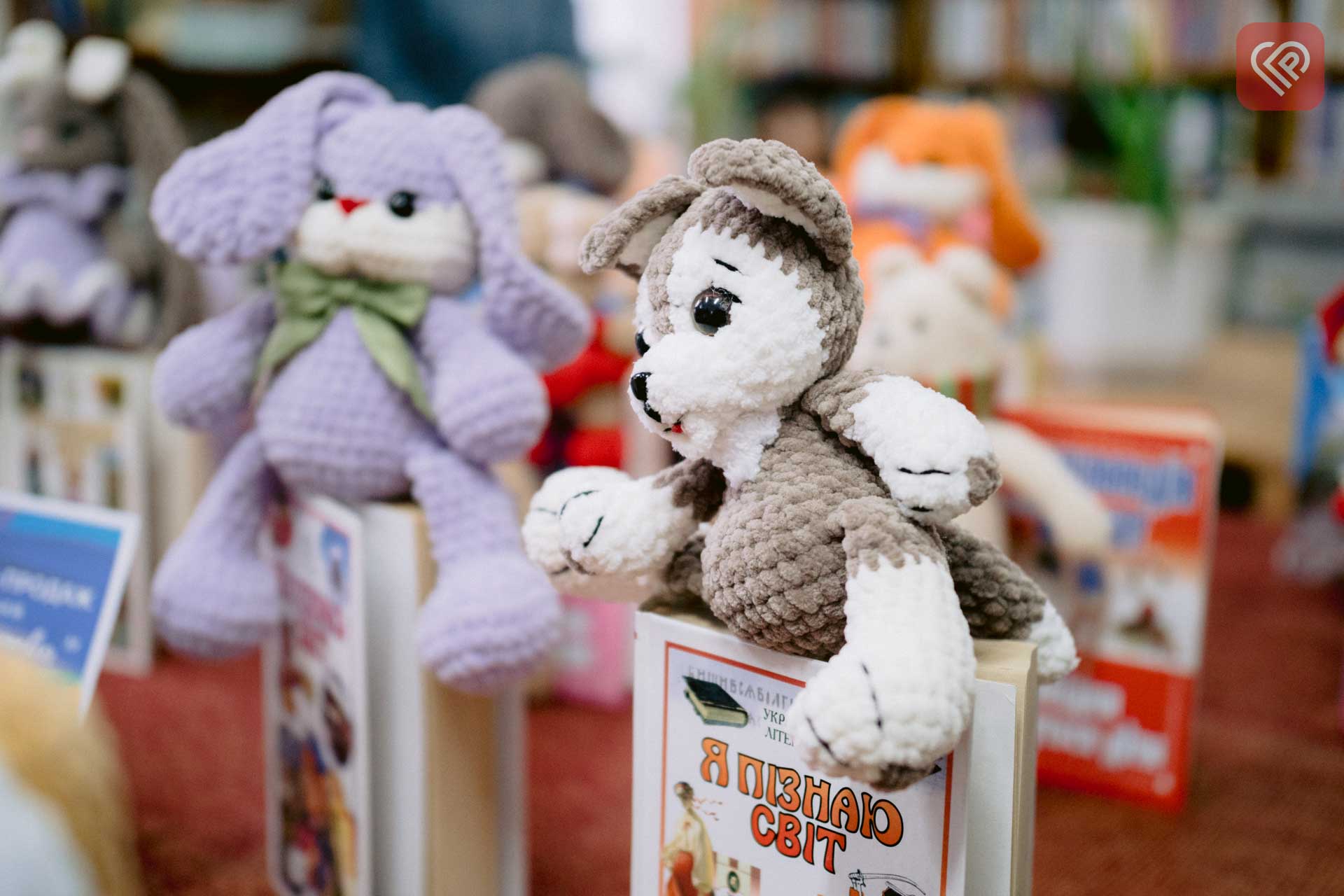 Творчість під обстрілами: у Переяславі діє благодійна виставка-продаж іграшок від майстрині з Дніпра Маргарити Котик