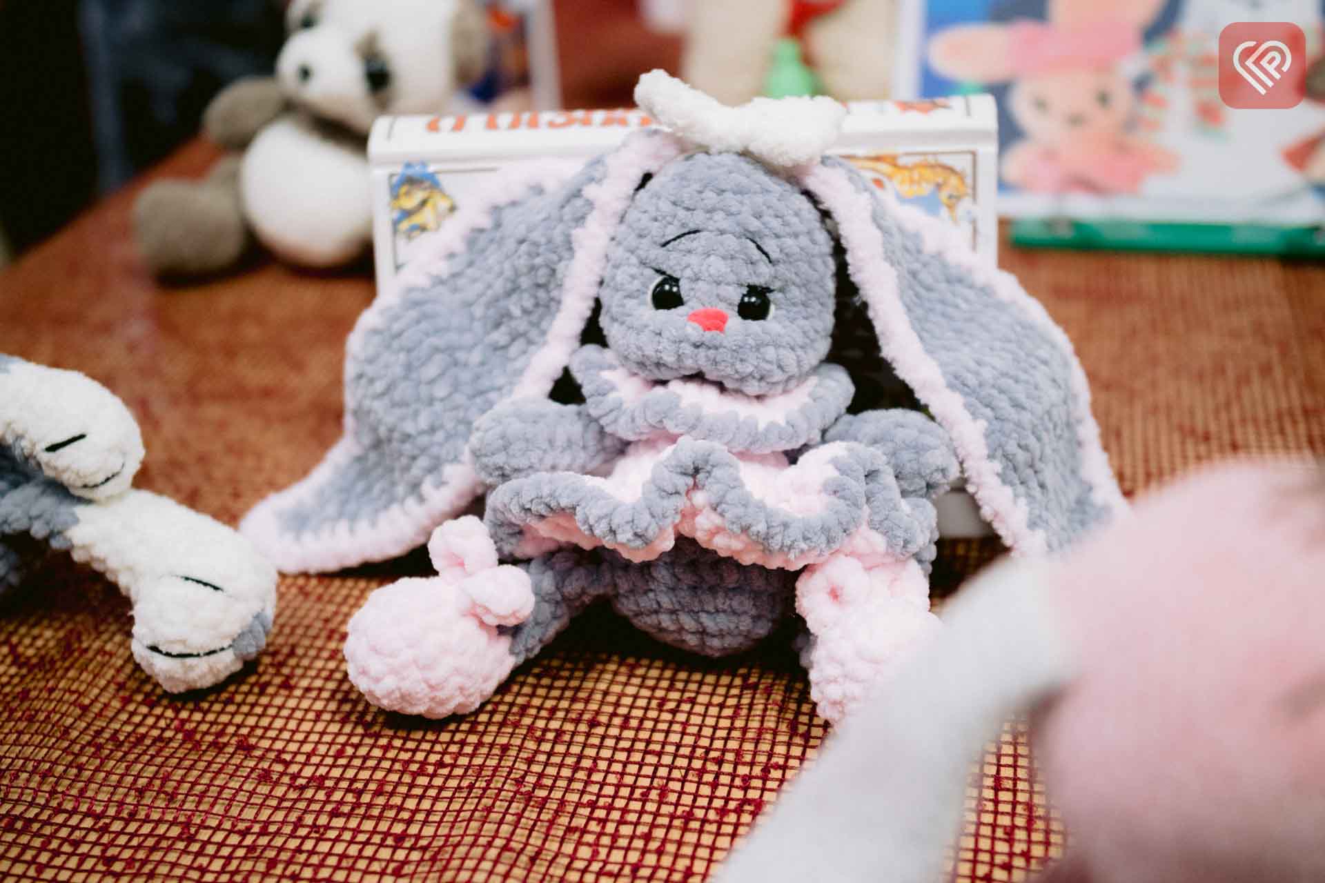 Творчість під обстрілами: у Переяславі діє благодійна виставка-продаж іграшок від майстрині з Дніпра Маргарити Котик