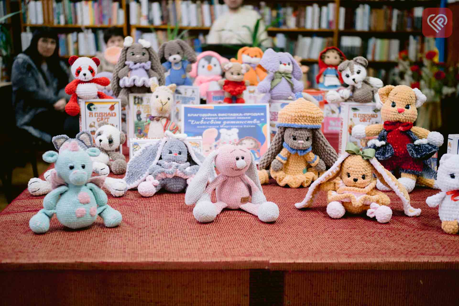 Творчість під обстрілами: у Переяславі діє благодійна виставка-продаж іграшок від майстрині з Дніпра Маргарити Котик