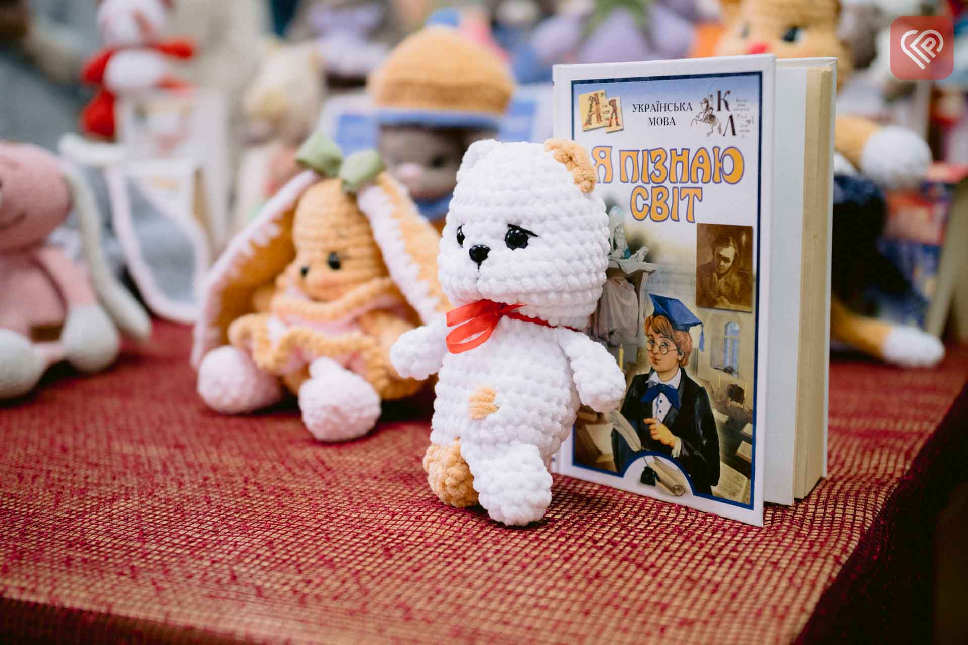 Творчість під обстрілами: у Переяславі діє благодійна виставка-продаж іграшок від майстрині з Дніпра Маргарити Котик