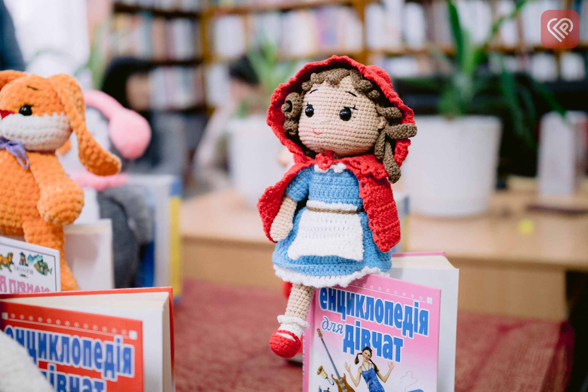 Творчість під обстрілами: у Переяславі діє благодійна виставка-продаж іграшок від майстрині з Дніпра Маргарити Котик