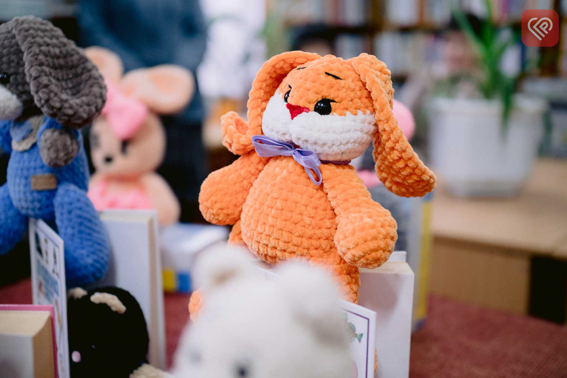 Творчість під обстрілами: у Переяславі діє благодійна виставка-продаж іграшок від майстрині з Дніпра Маргарити Котик