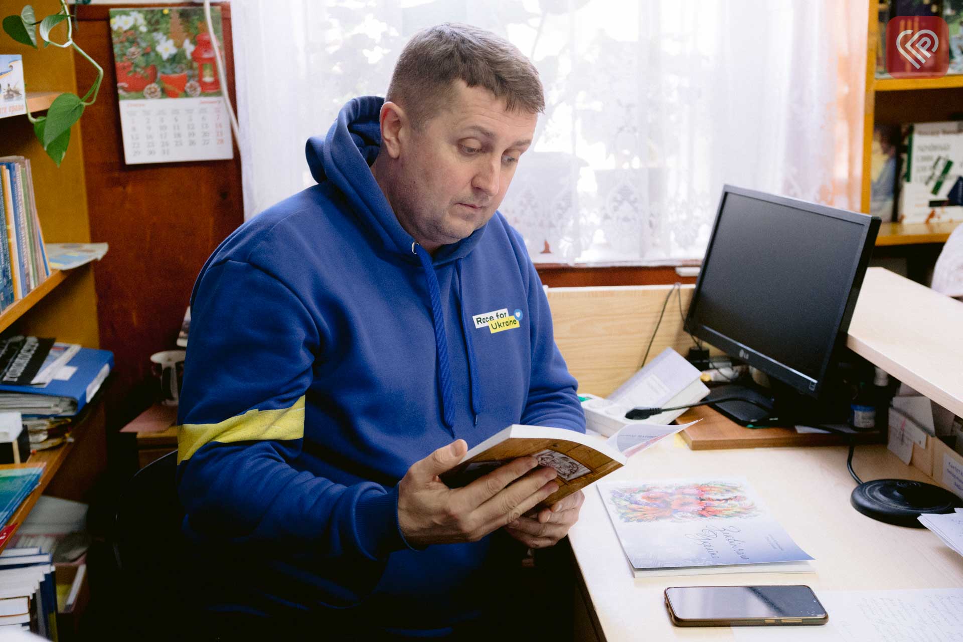 «У школі писав дівчатам записки у віршах, а в ЖЕКу – пародії на колег»: переяславський поет і депутат Олександр Матвієнко презентував збірку «Сміху варте»