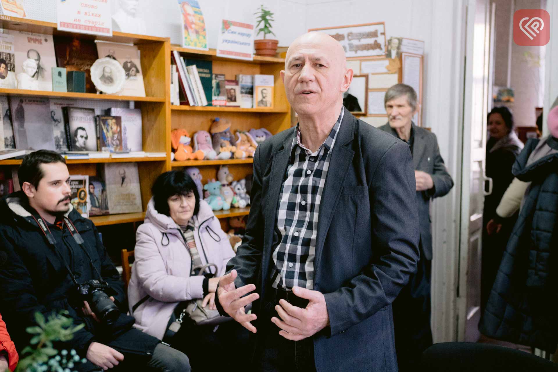 «У школі писав дівчатам записки у віршах, а в ЖЕКу – пародії на колег»: переяславський поет і депутат Олександр Матвієнко презентував збірку «Сміху варте»