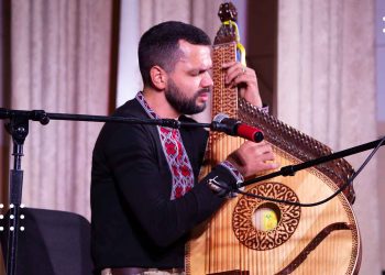 «9 наших музикантів зараз на фронті»: у Переяславі виступив соліст Національної заслуженої капели бандуристів України Андрій Міцай