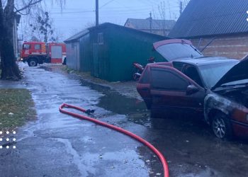 У селі на Переяславщині загорівся автомобіль (фото з місця події)