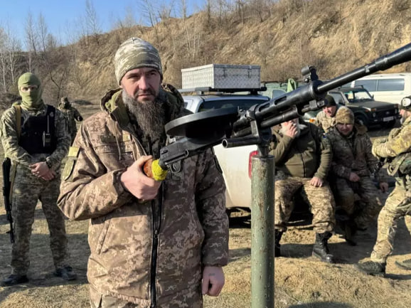 Один із стрільців підрозділу, оснащений кулеметом ДП27, зі знаменитим круглим млиноподібним магазином, яким озброювали Червону Армію десятиліттями. © Девід Гормезано, Франція 24