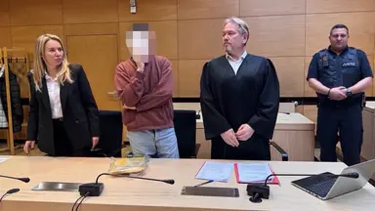 Підсудний зі своїм адвокатом та перекладачем