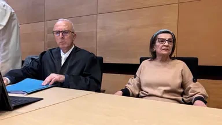 Мати Наталії зі своїм адвокатом. Вона є співпозивачкою у судовому процесі